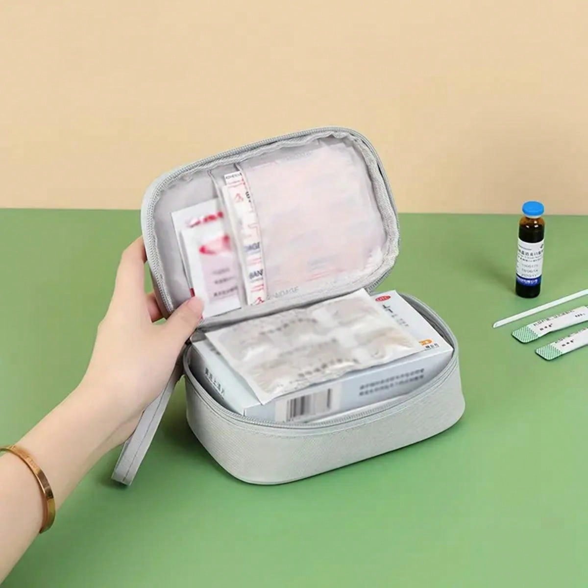 Portable First Aid Kit, Emerge - đánh giá và giá Tech Accessories Kit