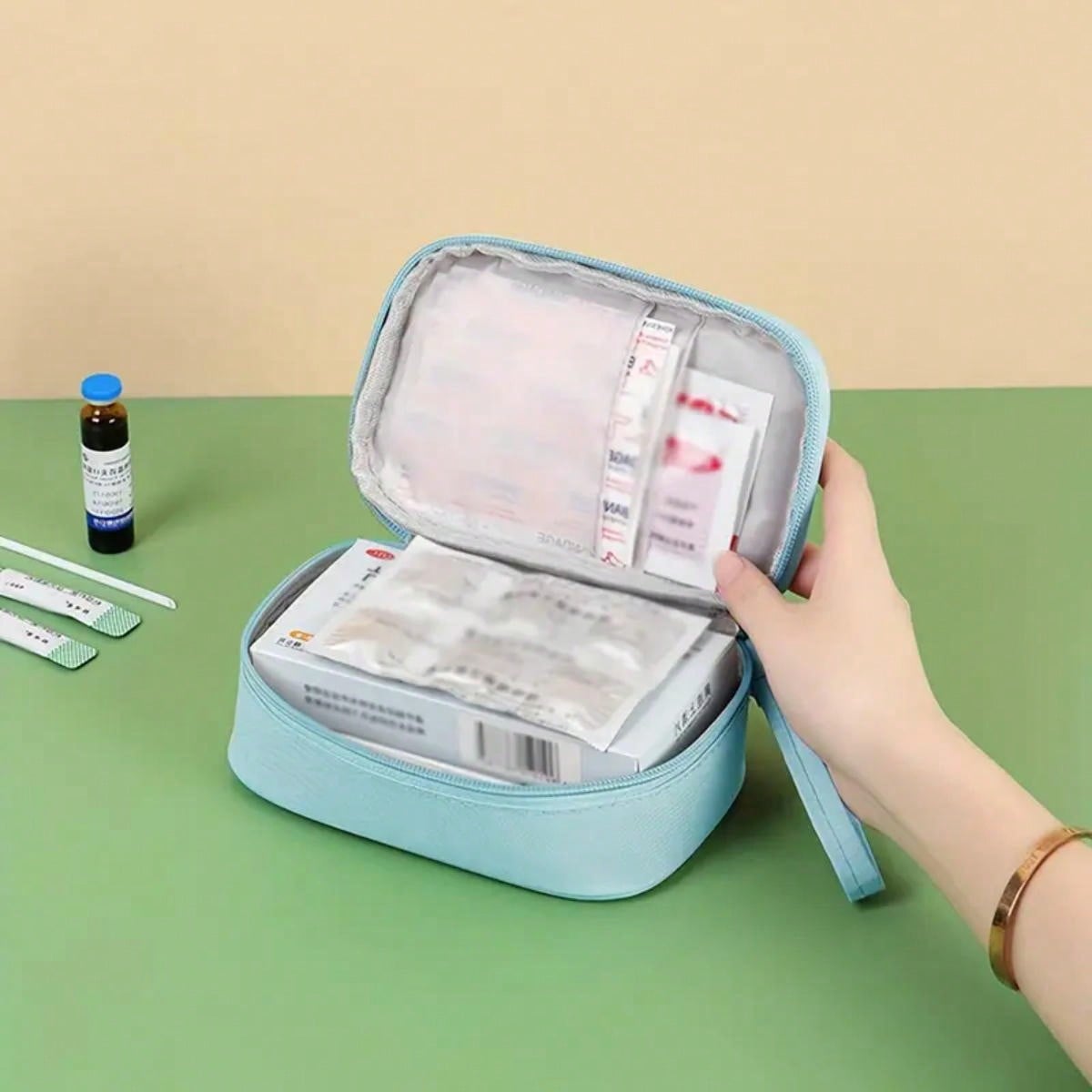 Portable First Aid Kit, Emerge - đánh giá và giá Tech Accessories Kit